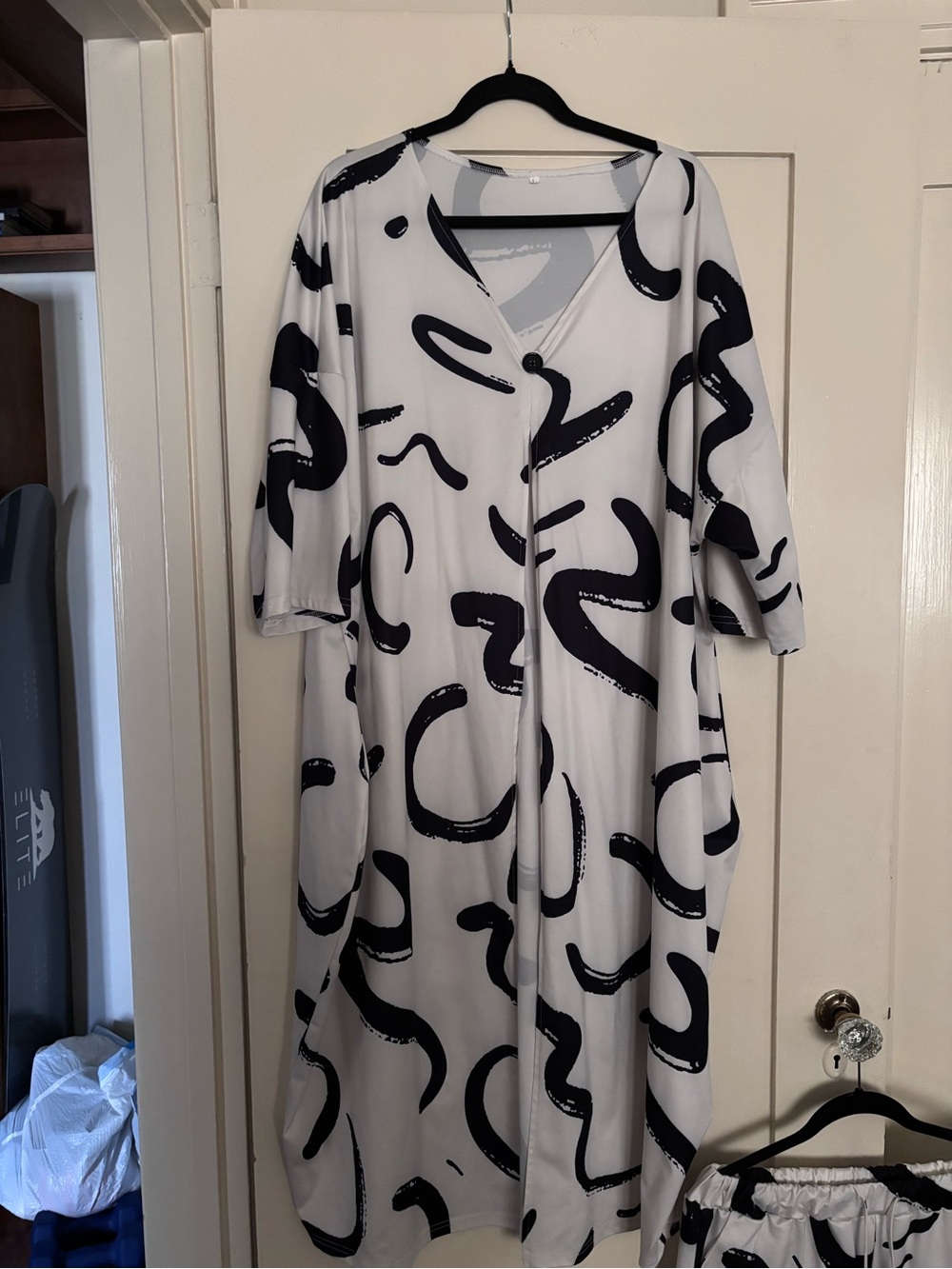 Women's White & Black Abstract Print Artsy set